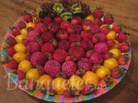 Charolas y canastas decoradas con fruta