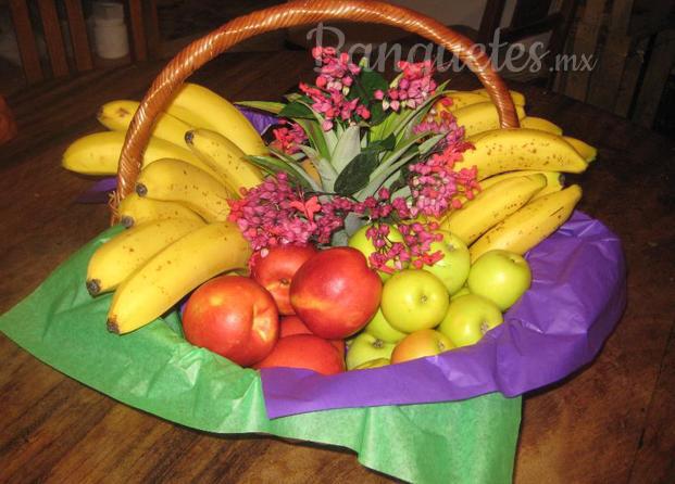 Charolas y canastas decoradas con fruta