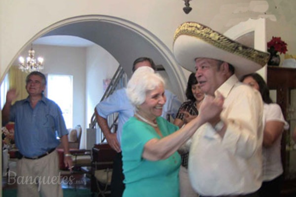 Banquete, serenata y todo el amor para mamá