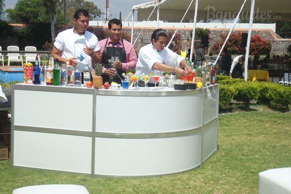 Los cócteles refrescantes son ideales para eventos al aire libre.