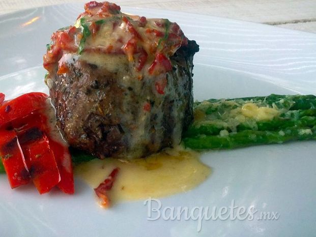 Medallón de filete de res en salsa cítrica con esparragos y pimiento morrón