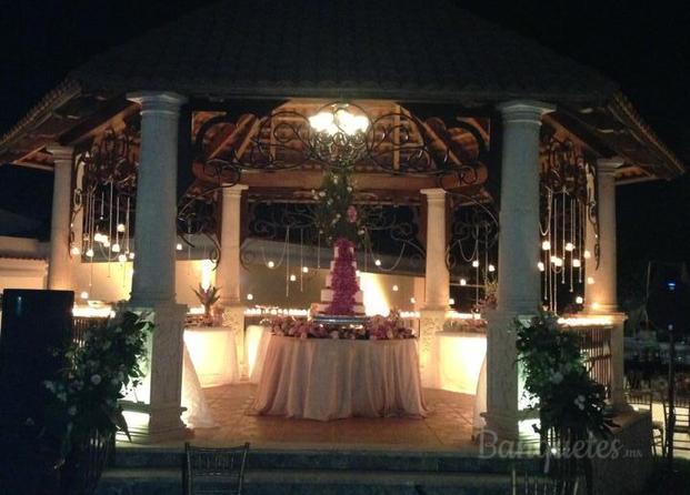 Kiosko de pedrería y velas colgantes