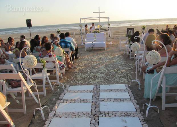 Realización y decoración de iglesia en la playa o en cualquier otra locación