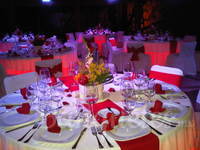 Banquete de boda en tema rojo y blanco