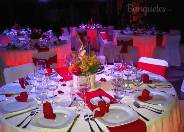 Banquete de boda en tema rojo y blanco