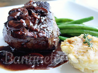 Filet mignon con salsa de champiñon y vino tinto