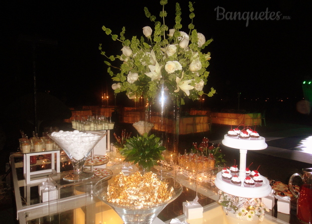 Mesa con postres, chilitos y bocadillos para boda