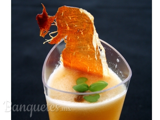 Chupito de melón, jamón cujiente y brotes de albahaca.JPG