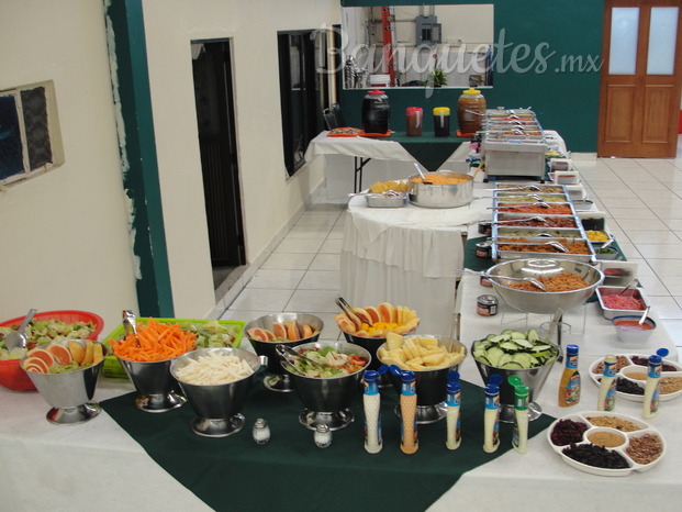 Taquiza tipo buffet con barra de ensaladas