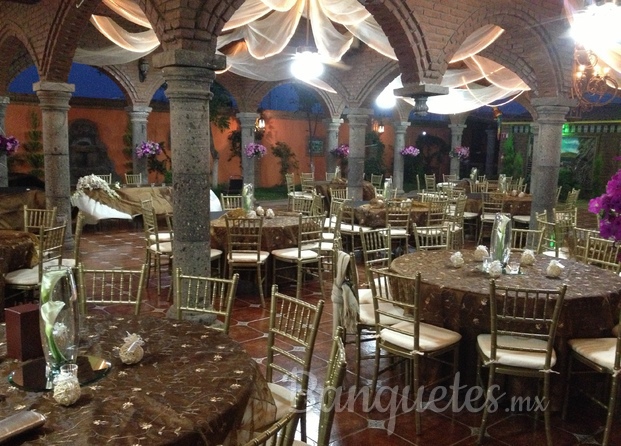 Salón abierto vestido con mesas en color chocolate bordado