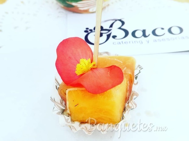 Canapés de  jamón serrano con melón 