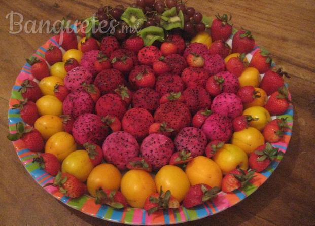 Charolas y canastas decoradas con fruta