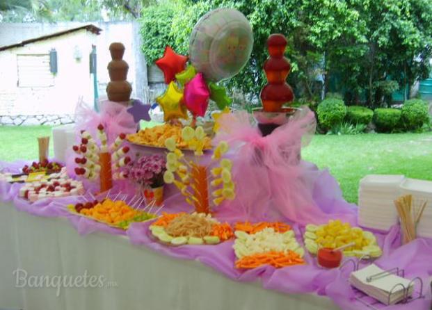Fuente y mesa de dulces