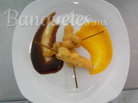 Brochetas de camarón con mango