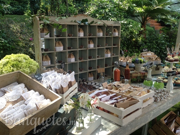 Mesa de dulces y botanas