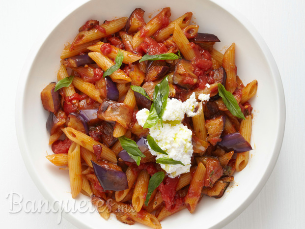 Penne arrabiata con berenjena y ricotta