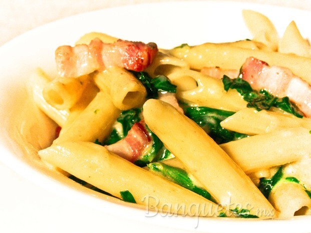 Penne alfredo con tocino y espinaca