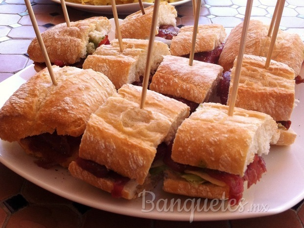 Montaditos de carnes frías