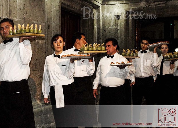 Meseros con bocadillos, Redkiwi Events