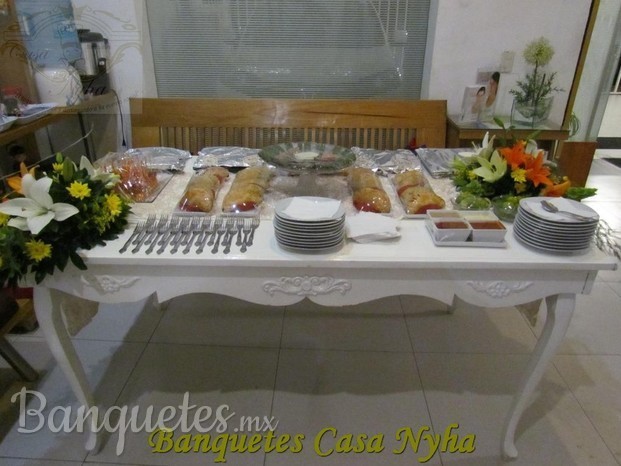 Banquetes Casa Nyha. Servicio de brindis y canapes
