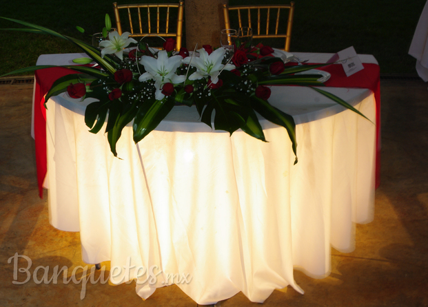 Mesa de novios iluminada