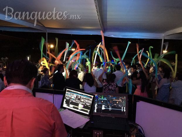 Dj versátil especialista en bodas