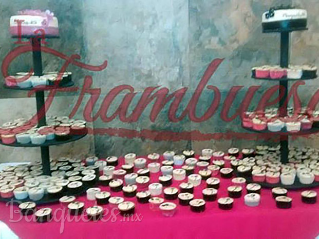 Pastel y cupcakes para XV años