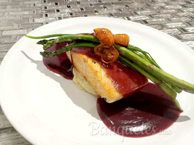 Salmon en salsa de frutos rojos y vino tinto