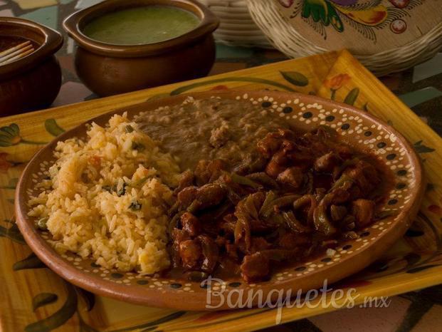 Guisado en plato con arroz y frijoles